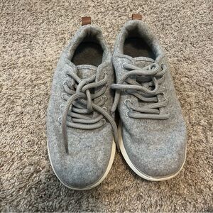 TENNIS SHOES